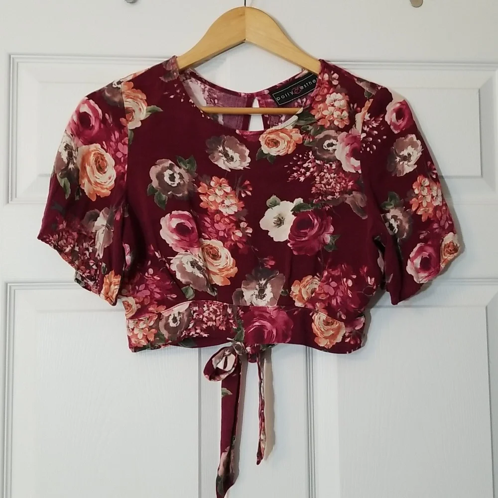 Crop top in burgundy w/flowers size S. - Picture 4 of 8